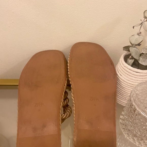 ZARA LOW HEEL KNOTTED SLIDE SANDALS, size
5, colour MINK GRAY - very unique! - Picture 3 of 8